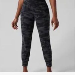 ATHLETA Camo salutation,  black Camo jogger